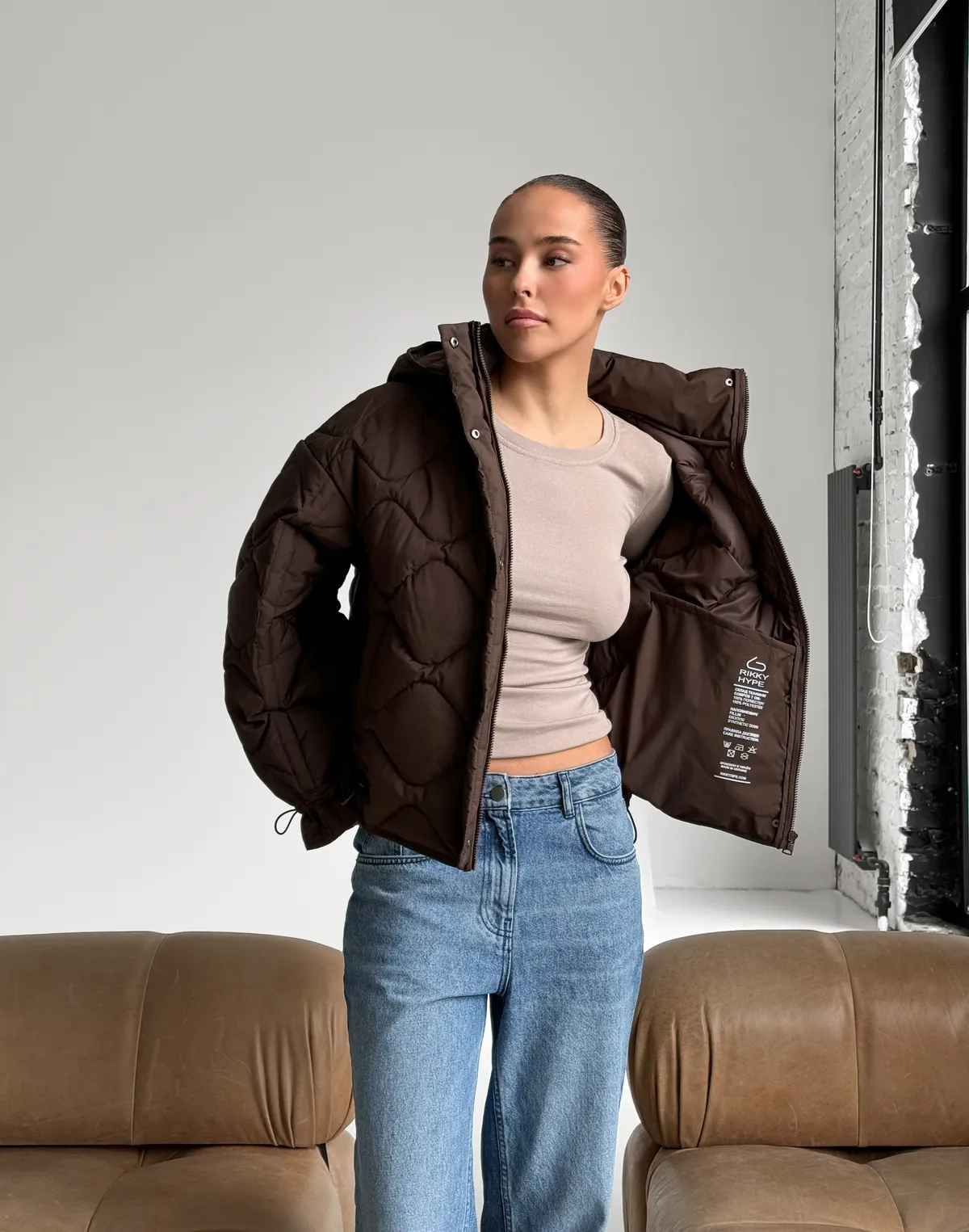 Куртка жіноча з декоративною стьожкою, коричнева - Фото 8