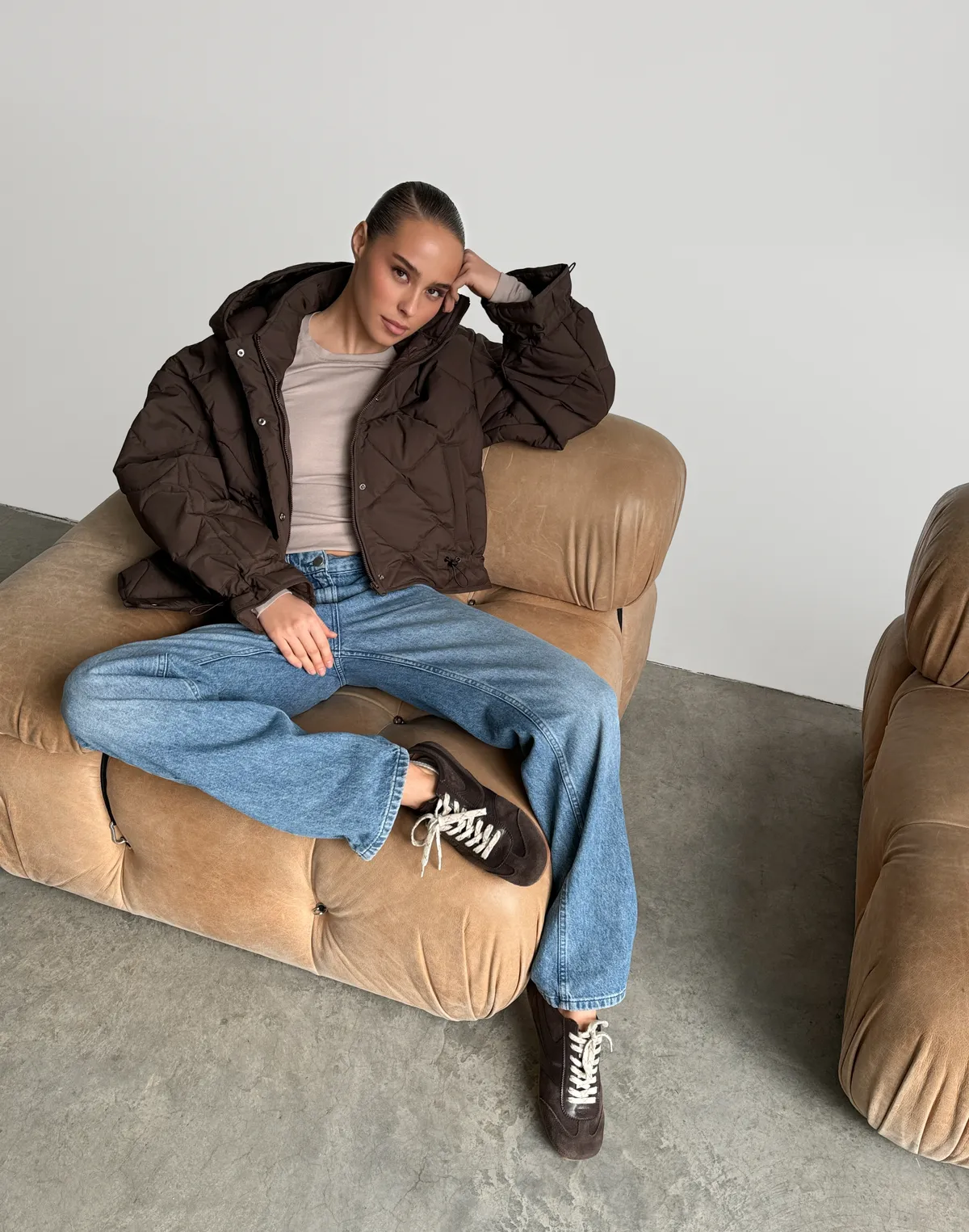 Куртка жіноча з декоративною стьожкою, коричнева - Фото 6