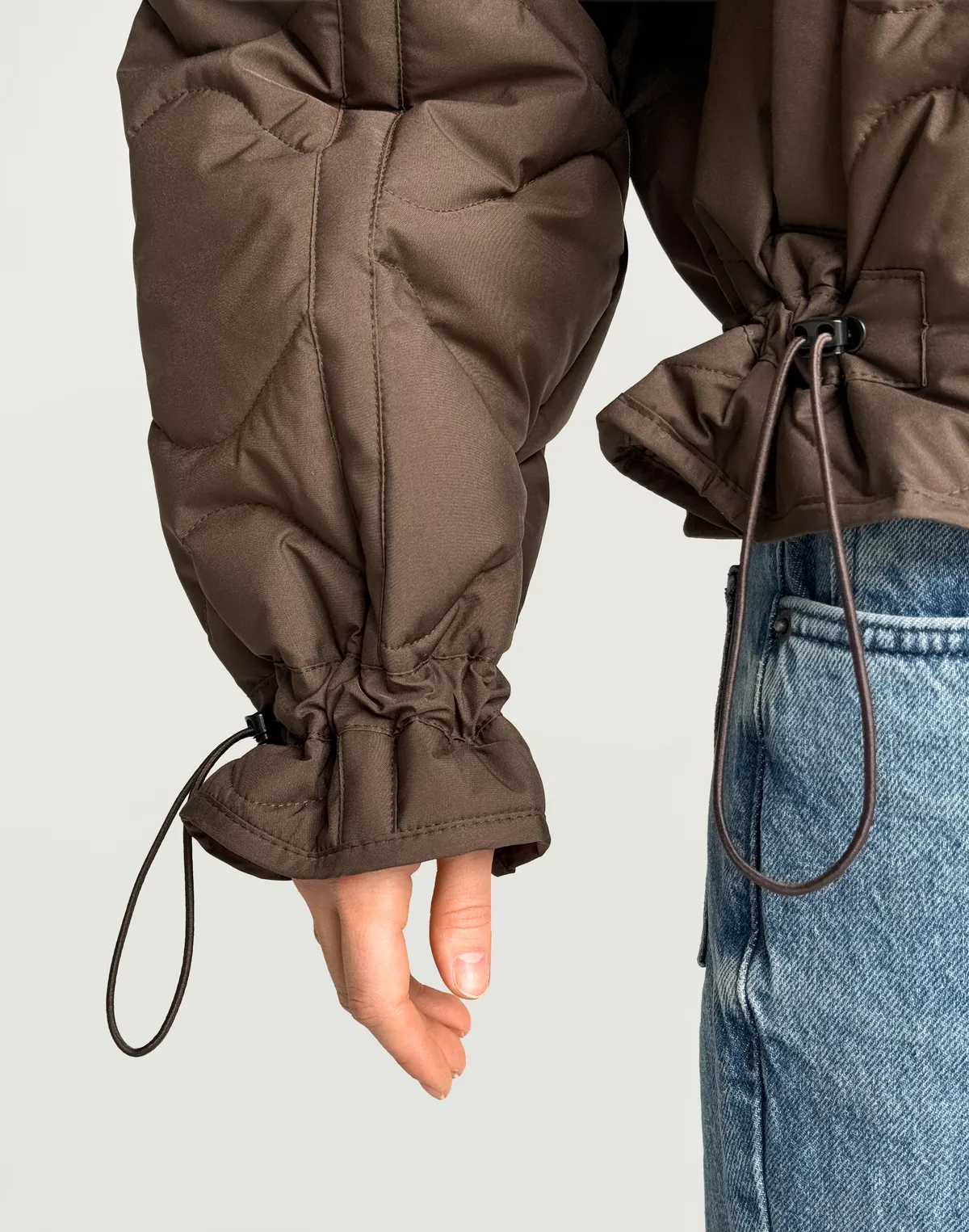 Куртка жіноча з декоративною стьожкою, коричнева - Фото 5