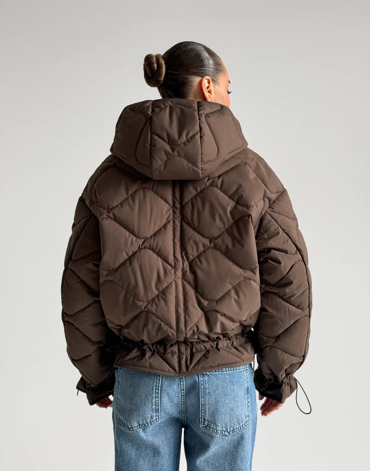 Куртка жіноча з декоративною стьожкою, коричнева - Фото 2