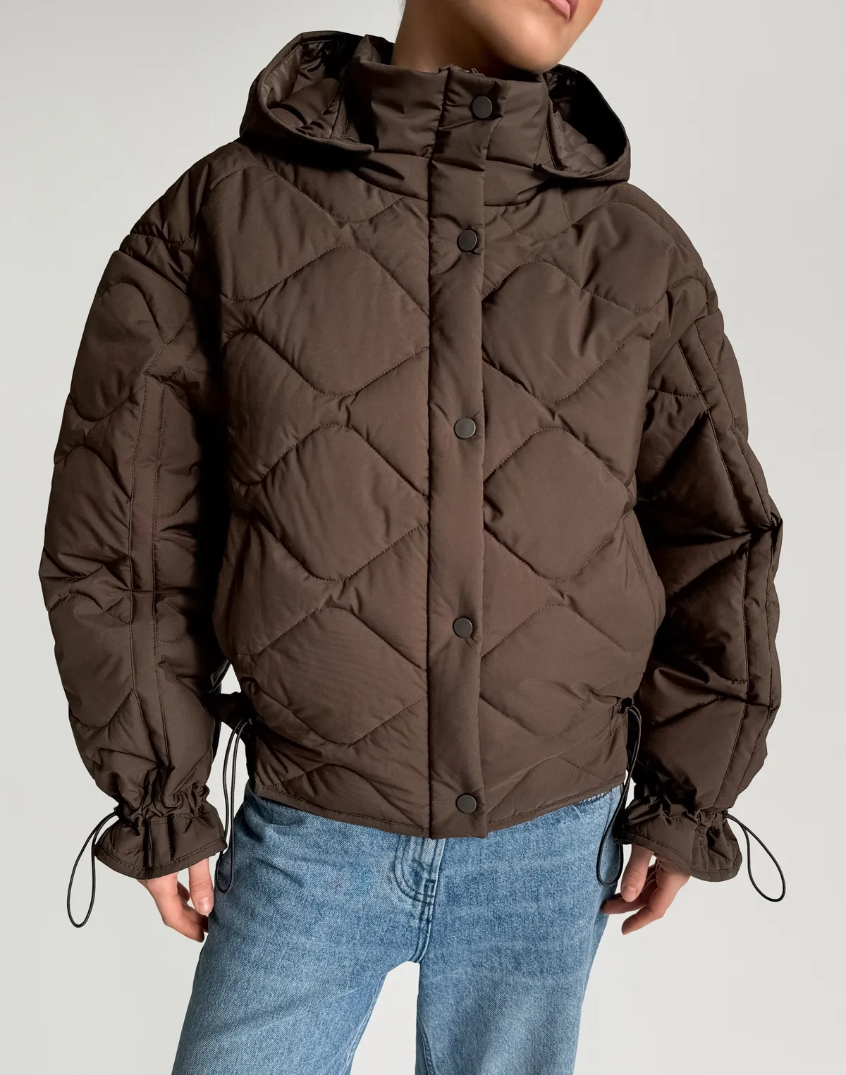 Куртка жіноча з декоративною стьожкою, коричнева - Фото 1