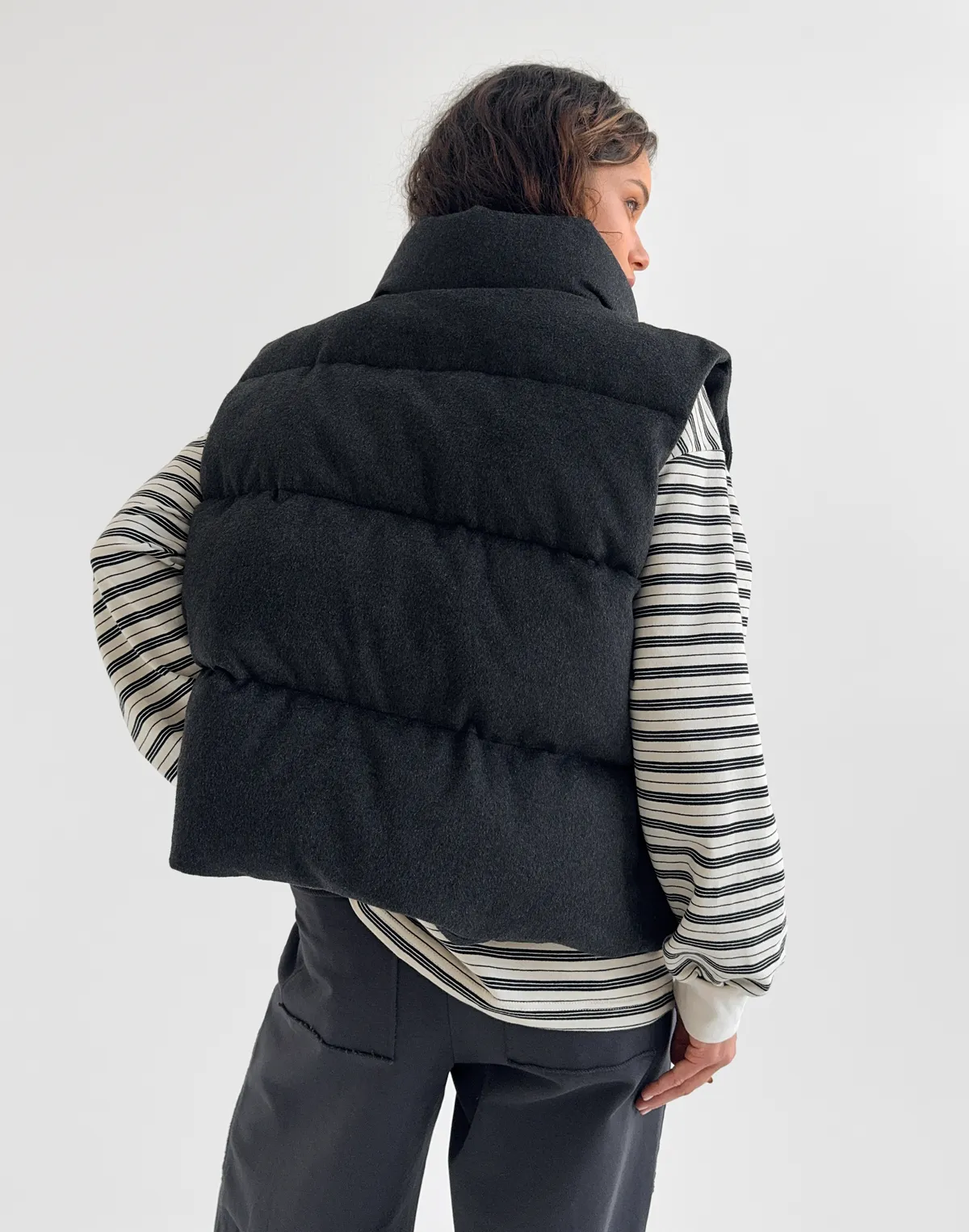 Жилетка з ефектом пальтової тканини з 70% вовни у складі, антрацит - Фото 2