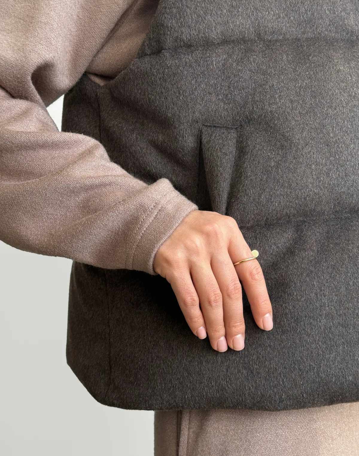 Жилетка з ефектом пальтової тканини з 70% вовни у складі, темний шоколад - Фото 4