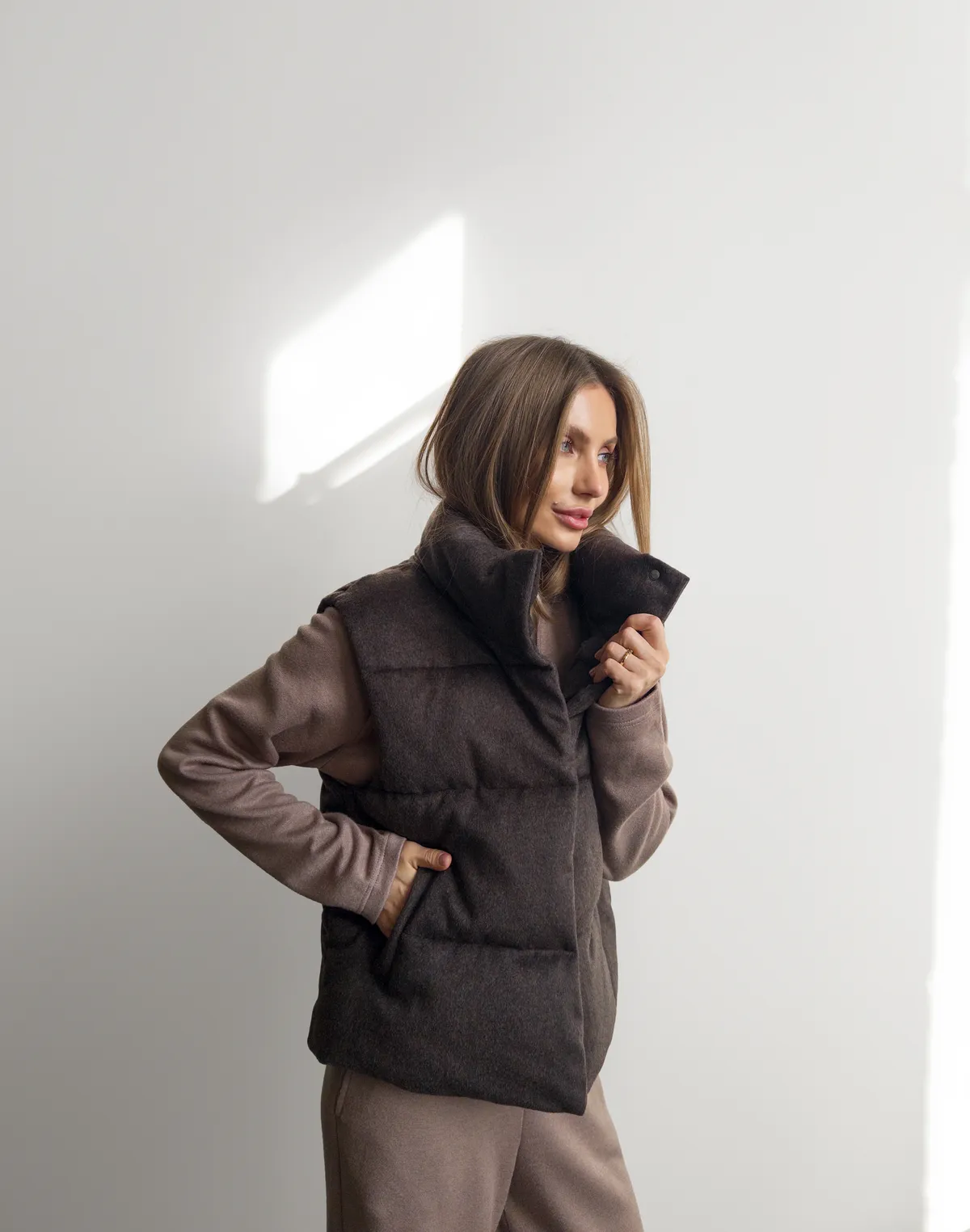 Жилетка з ефектом пальтової тканини з 70% вовни у складі, темний шоколад - Фото 3