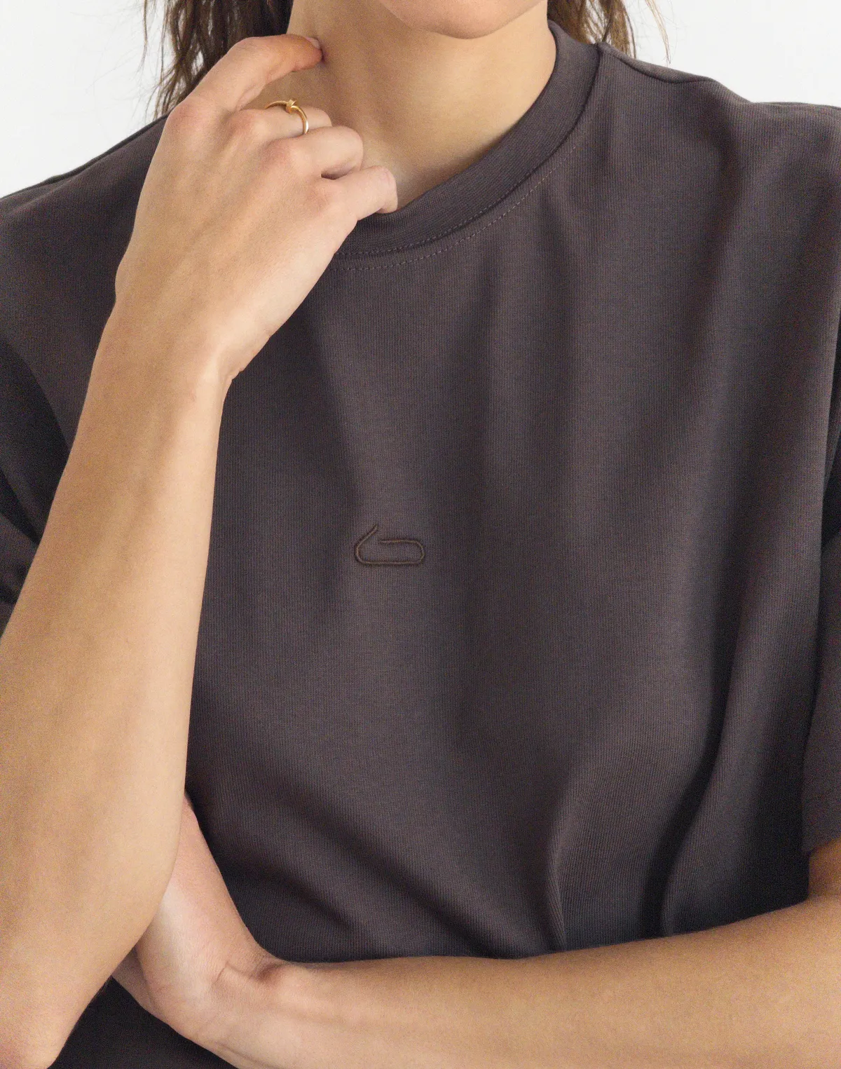 Футболка жіноча зі супер щільного котону оверсайз з логотипом, темний шоколад - Фото 5