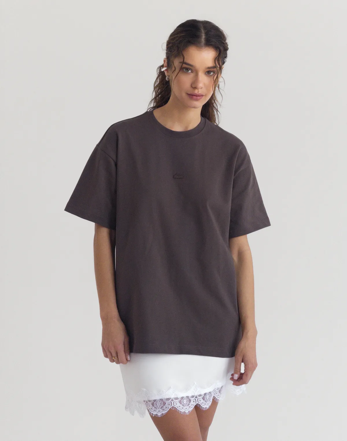 Футболка жіноча зі супер щільного котону оверсайз з логотипом, темний шоколад - Фото 4