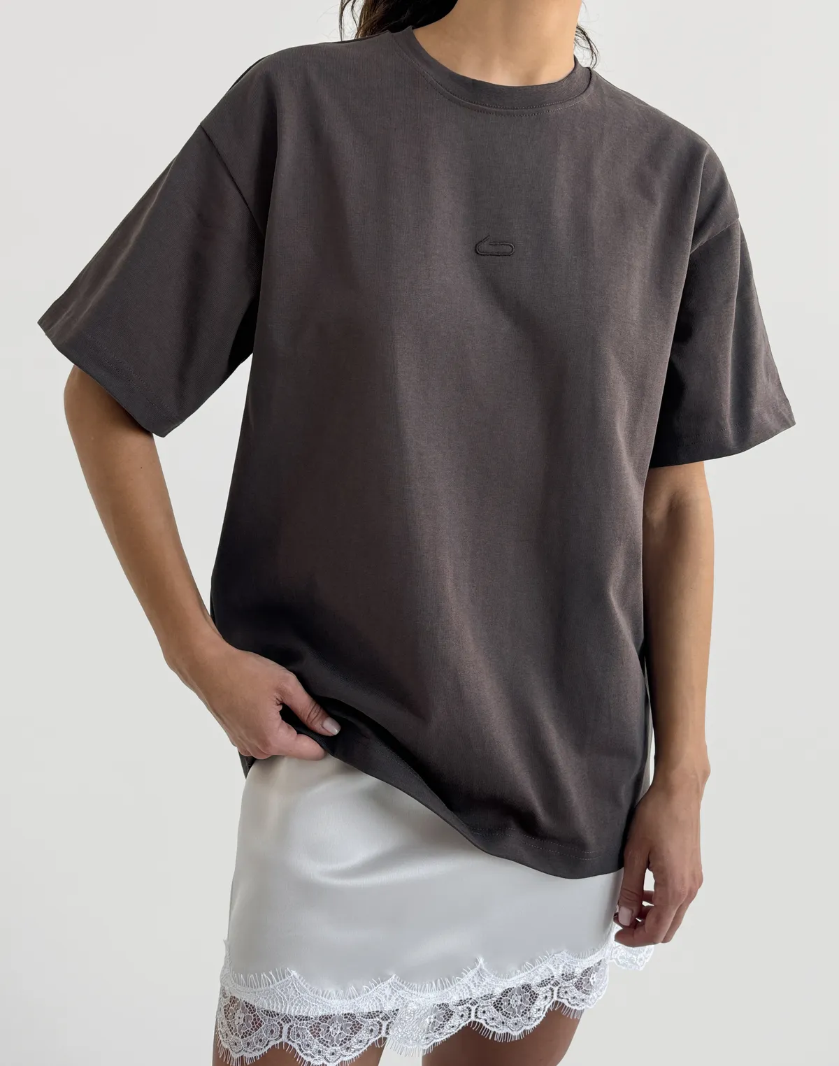 Футболка жіноча зі супер щільного котону оверсайз з логотипом, темний шоколад - Фото 1