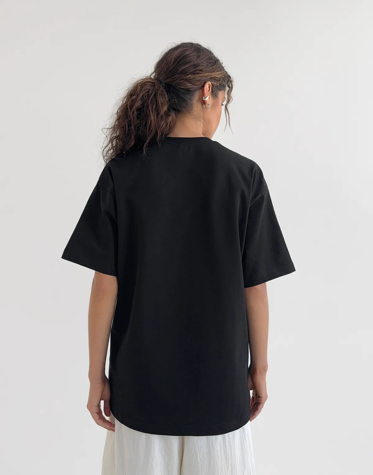 Футболка жіноча зі супер щільного котону оверсайз з логотипом, чорна - Фото 2