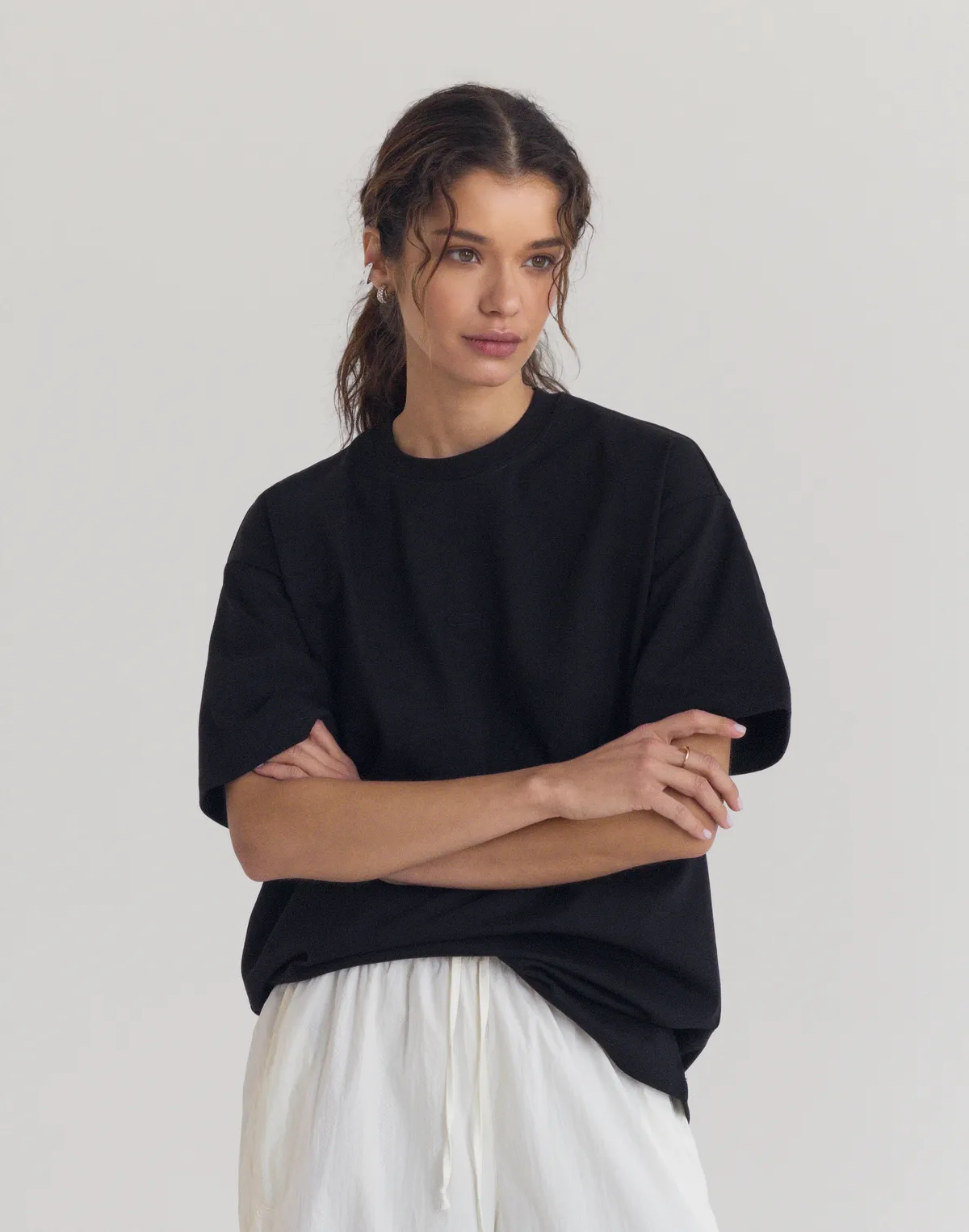 Футболка жіноча зі супер щільного котону оверсайз з логотипом, чорна - Фото 8