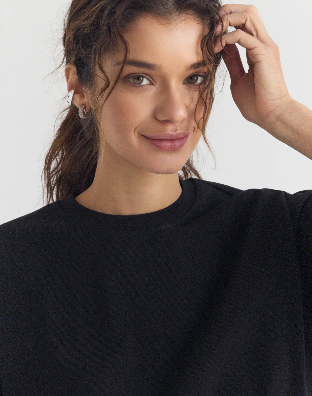 Футболка жіноча зі супер щільного котону оверсайз з логотипом, чорна - Фото 6