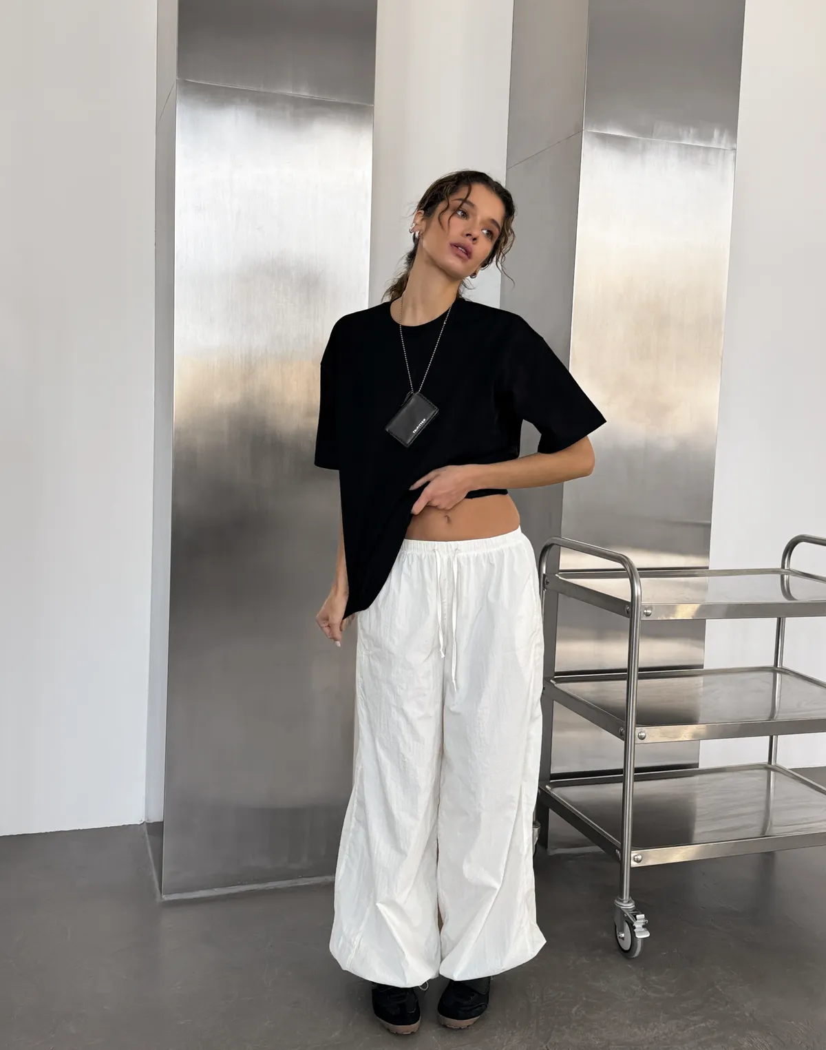 Футболка жіноча зі супер щільного котону оверсайз з логотипом, чорна - Фото 5