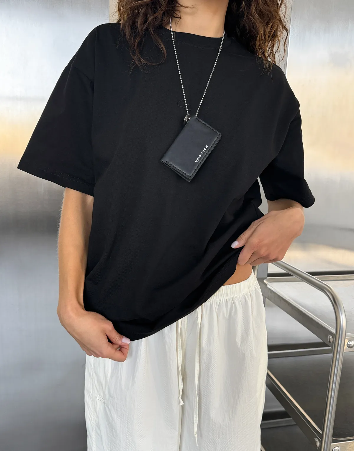 Футболка жіноча зі супер щільного котону оверсайз з логотипом, чорна - Фото 4