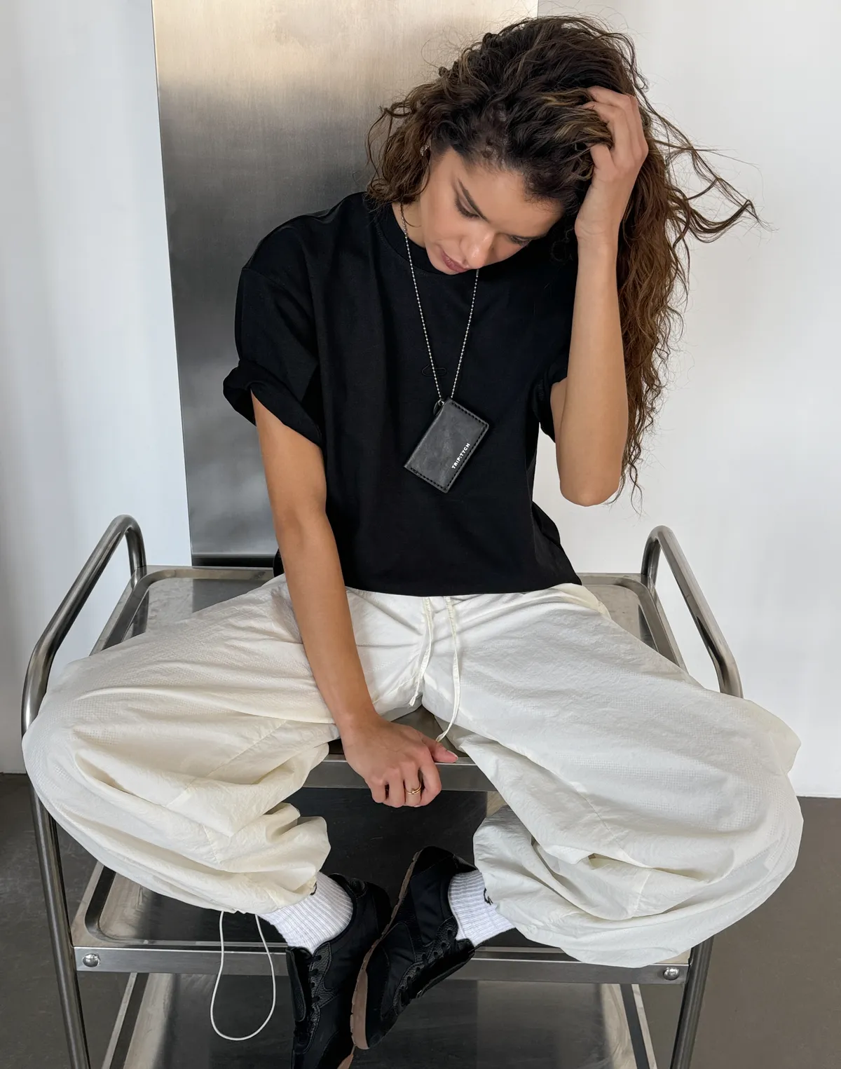 Футболка жіноча зі супер щільного котону оверсайз з логотипом, чорна - Фото 3