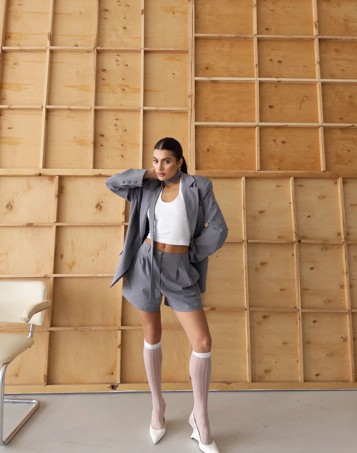 Шорти текстильні базові з високою посадкою, сірі - Фото 8