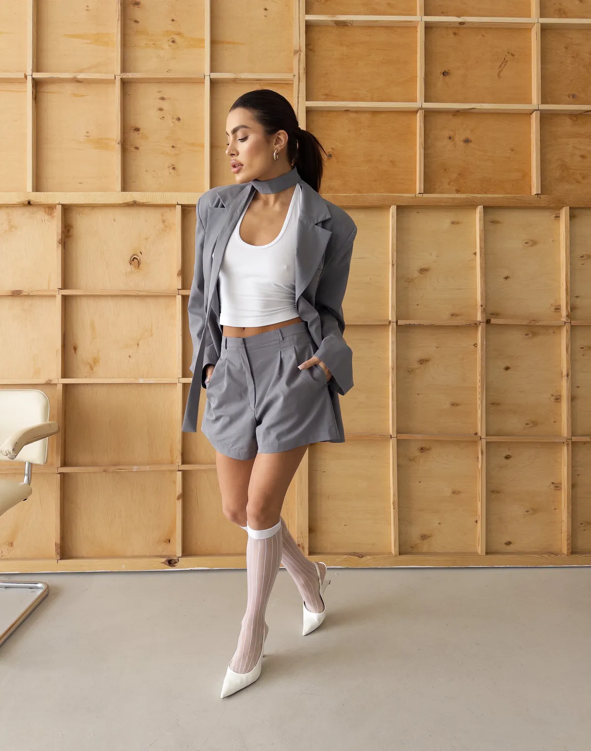 Шорти текстильні базові з високою посадкою, сірі - Фото 3