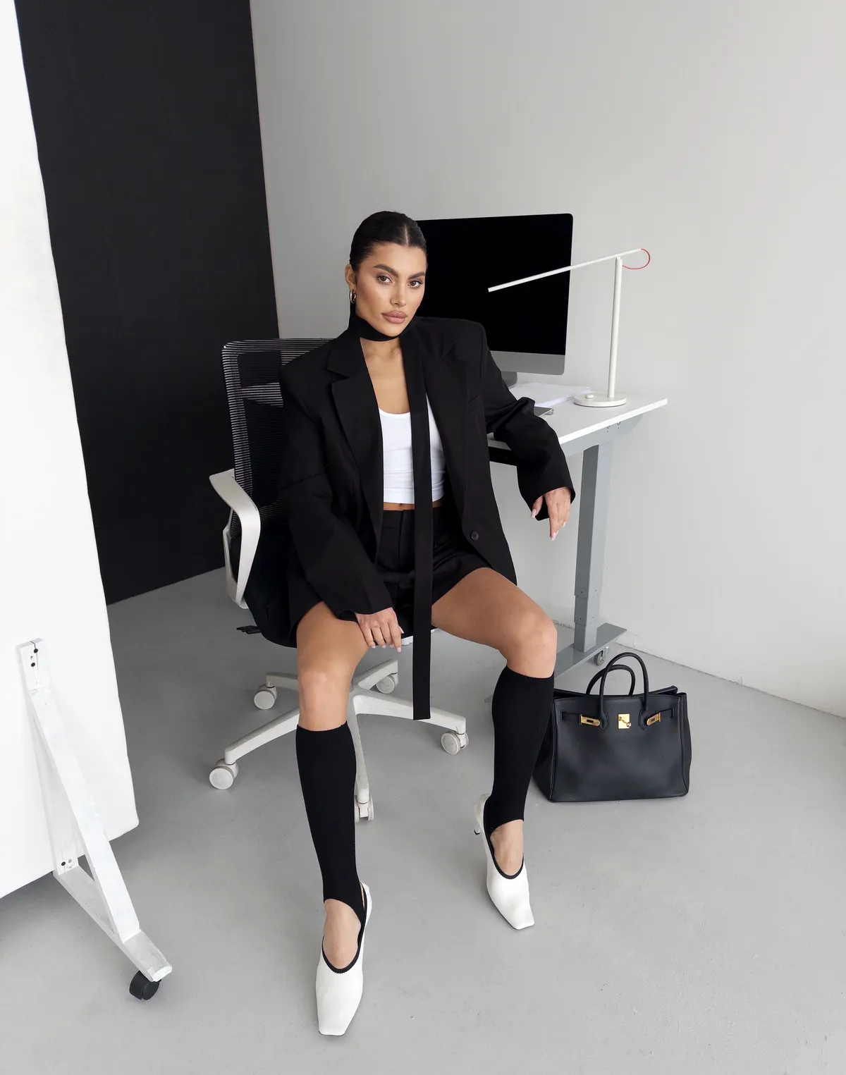 Шорти текстильні базові з високою посадкою, чорні - Фото 3