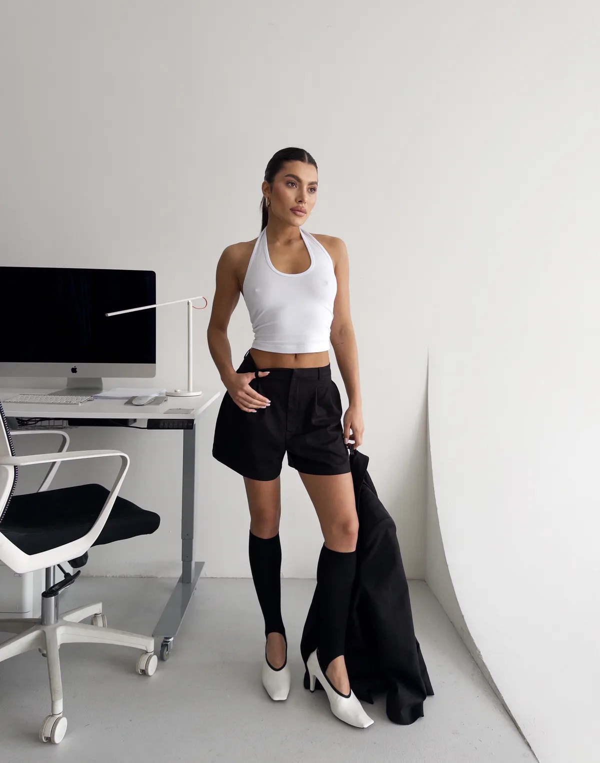 Шорти текстильні базові з високою посадкою, чорні - Фото 8