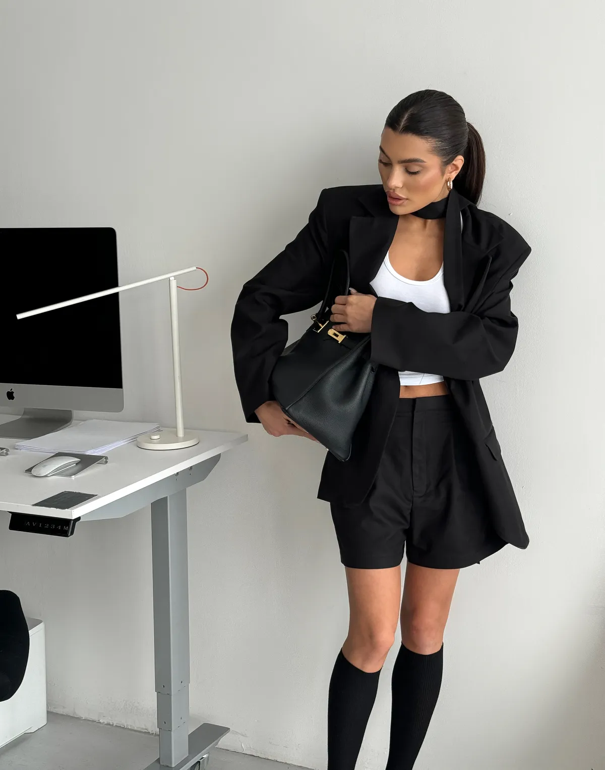 Шорти текстильні базові з високою посадкою, чорні - Фото 7