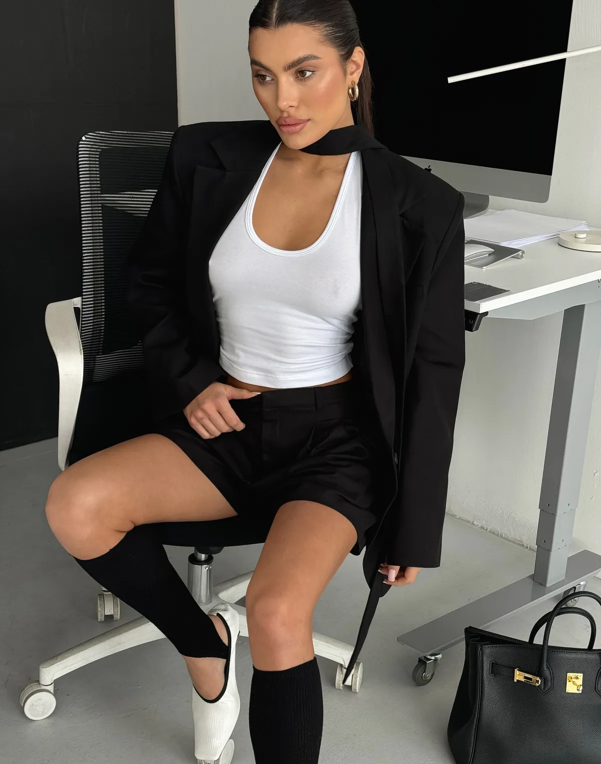 Шорти текстильні базові з високою посадкою, чорні - Фото 6