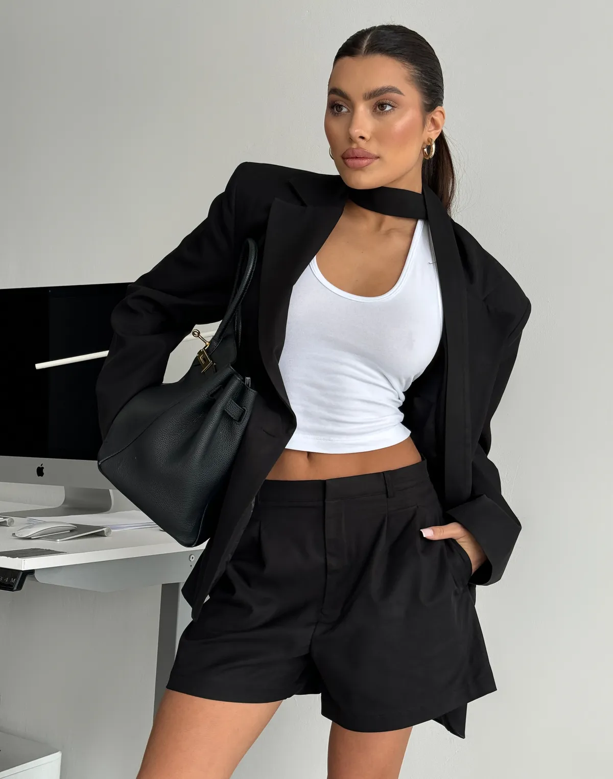 Комплект текстильний жакет приталений з поясом та шорти базові, чорні - Фото 5