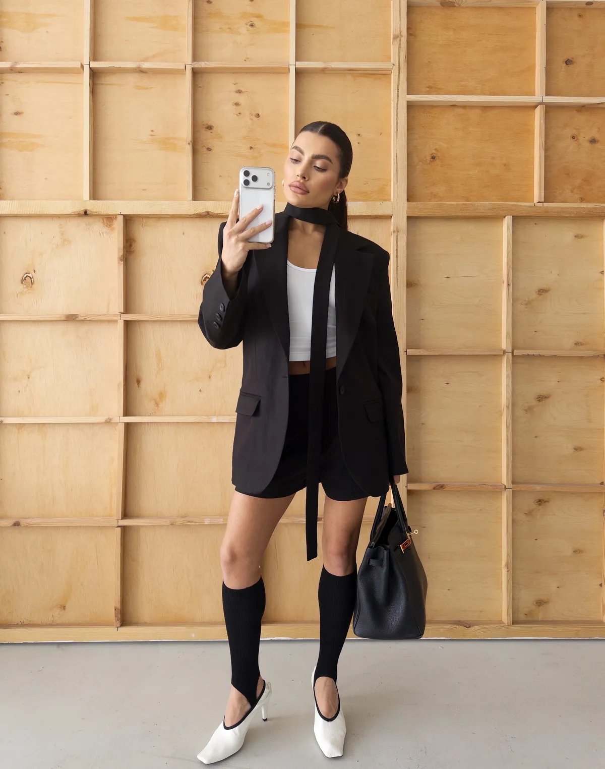 Комплект текстильний жакет приталений з поясом та шорти базові, чорні - Фото 4