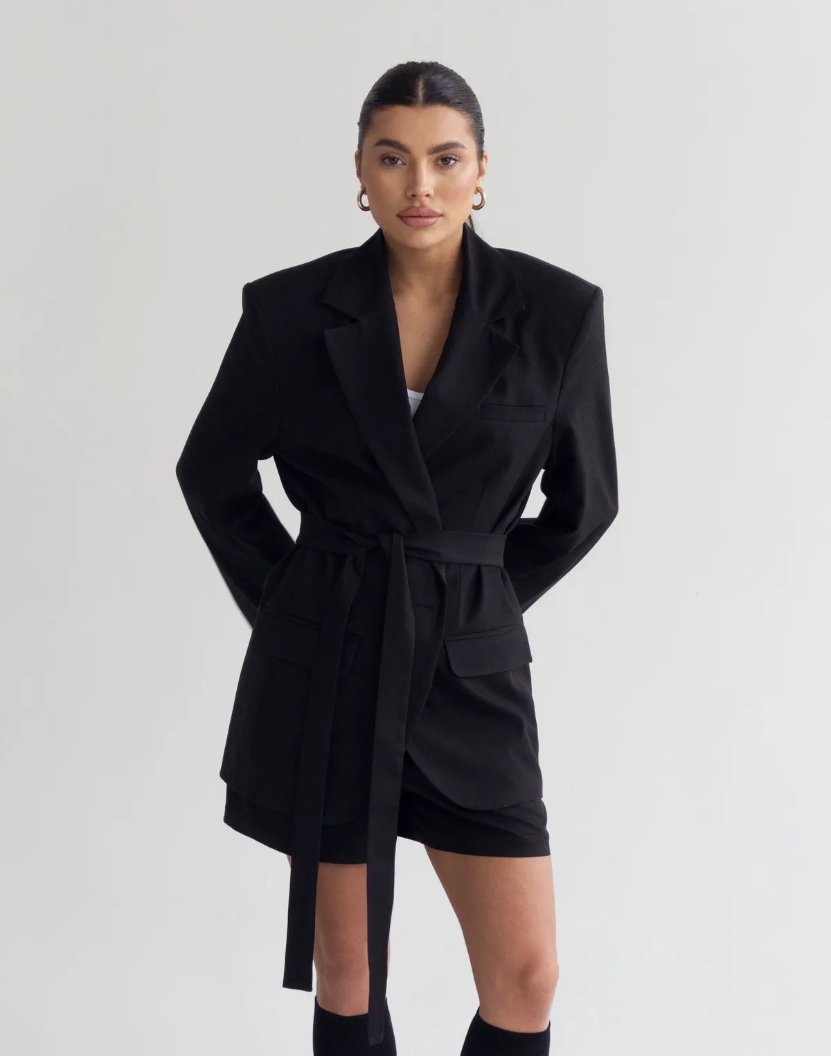 Комплект текстильний жакет приталений з поясом та шорти базові, чорні - Фото 1