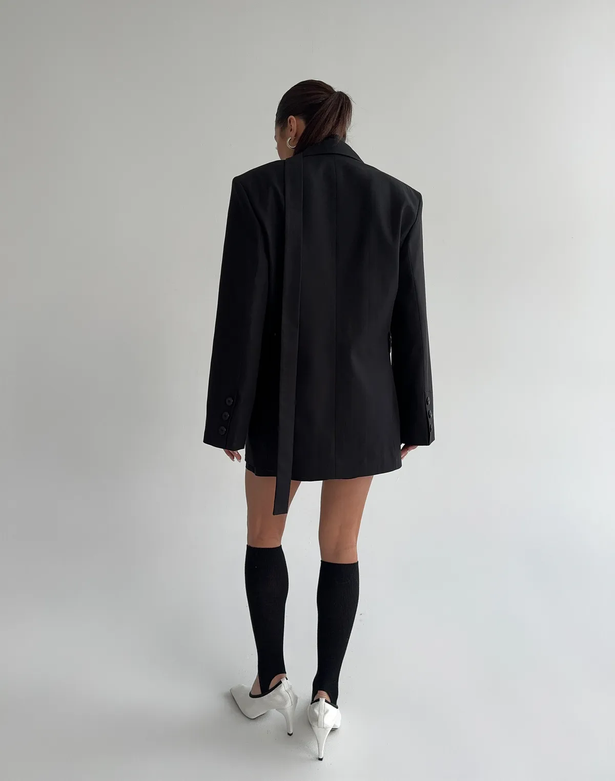 Комплект текстильний жакет приталений з поясом та шорти базові, чорні - Фото 2