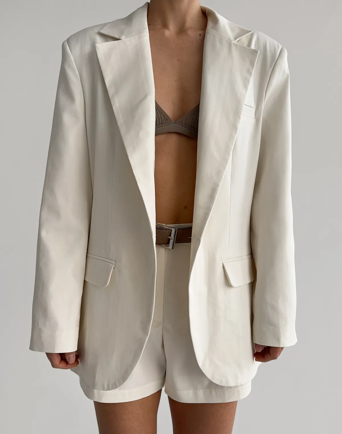 Жакет приталений з поясом текстильний, молочний - Фото 7