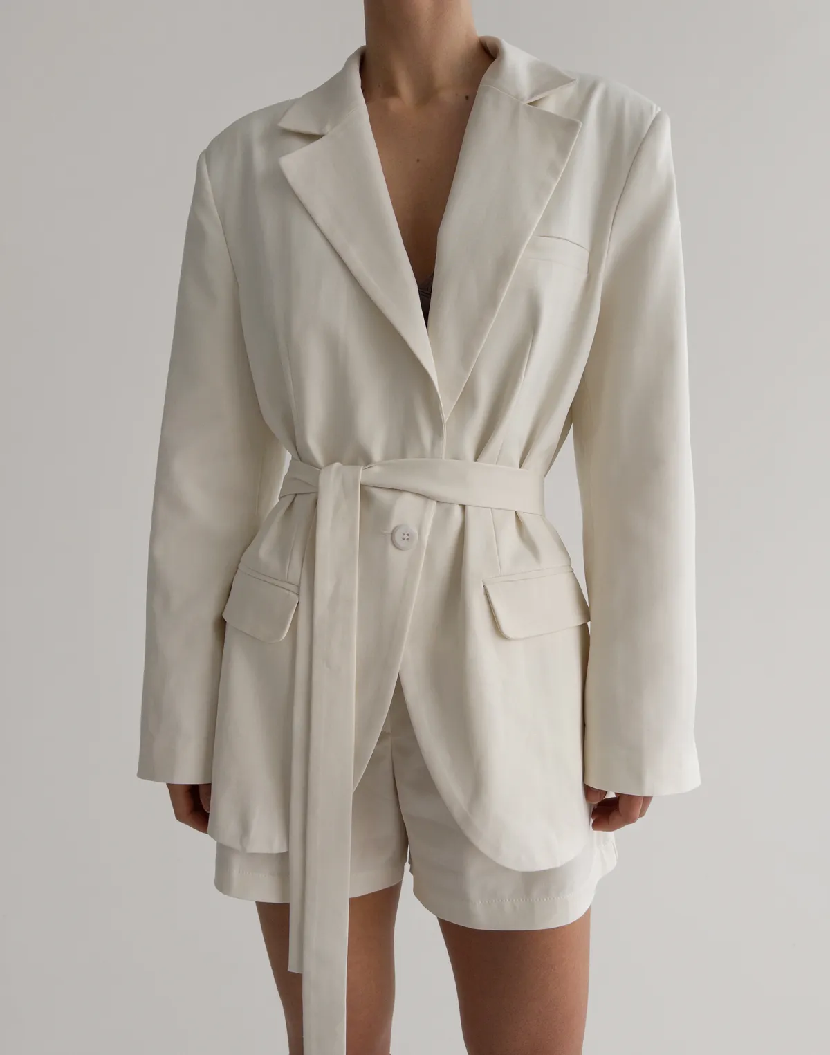 Жакет приталений з поясом текстильний, молочний - Фото 1