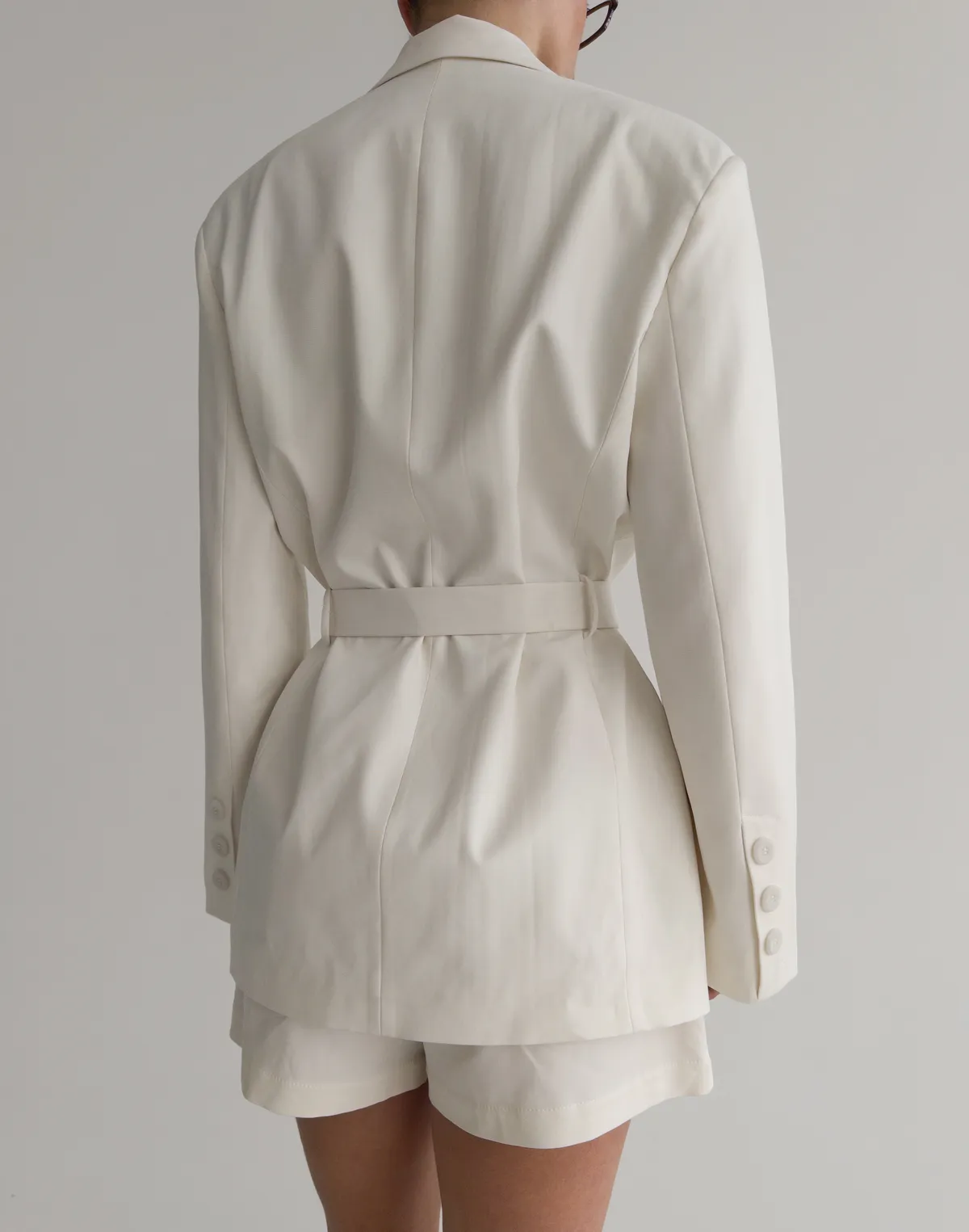 Жакет приталений з поясом текстильний, молочний - Фото 2