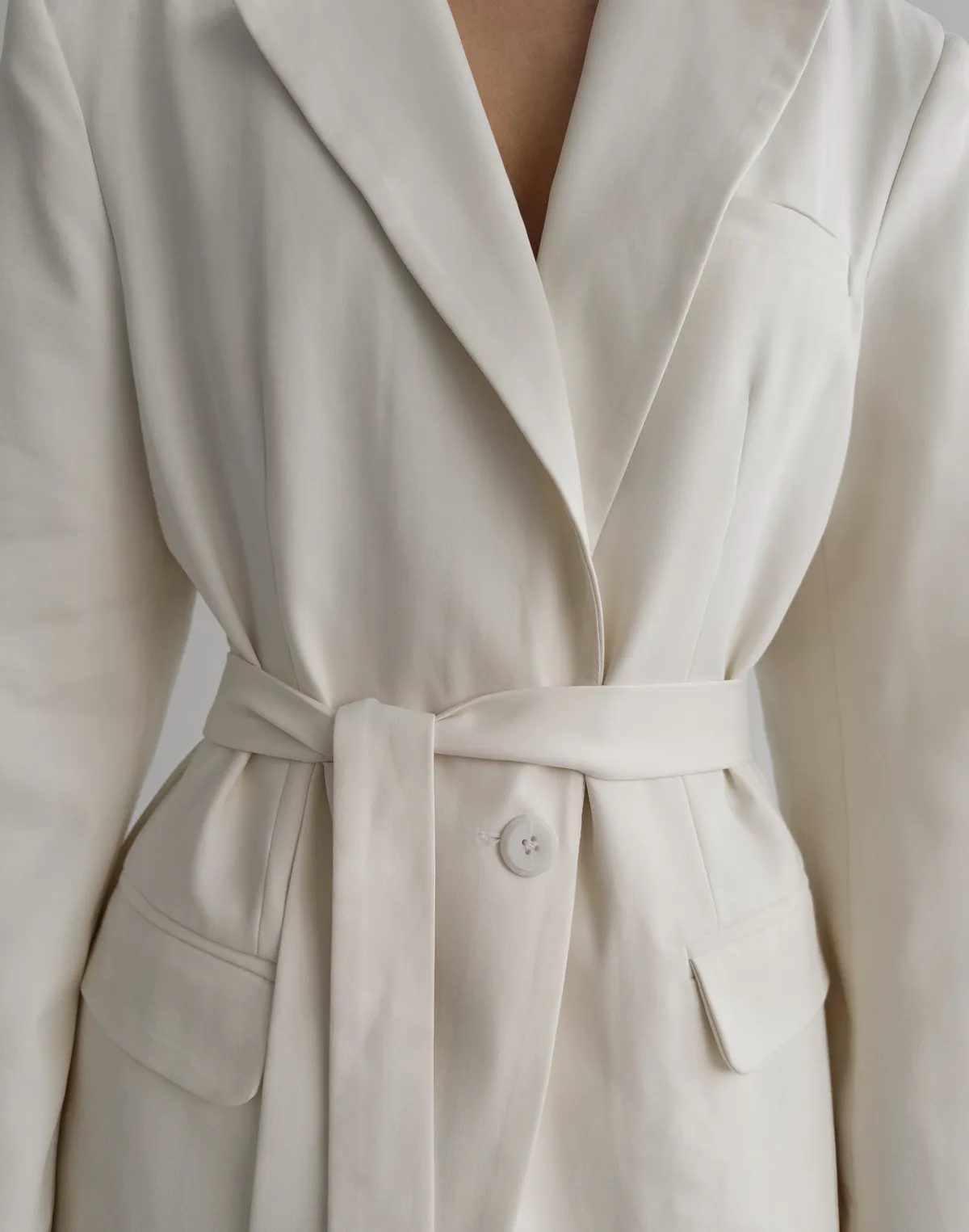 Жакет приталений з поясом текстильний, молочний - Фото 4