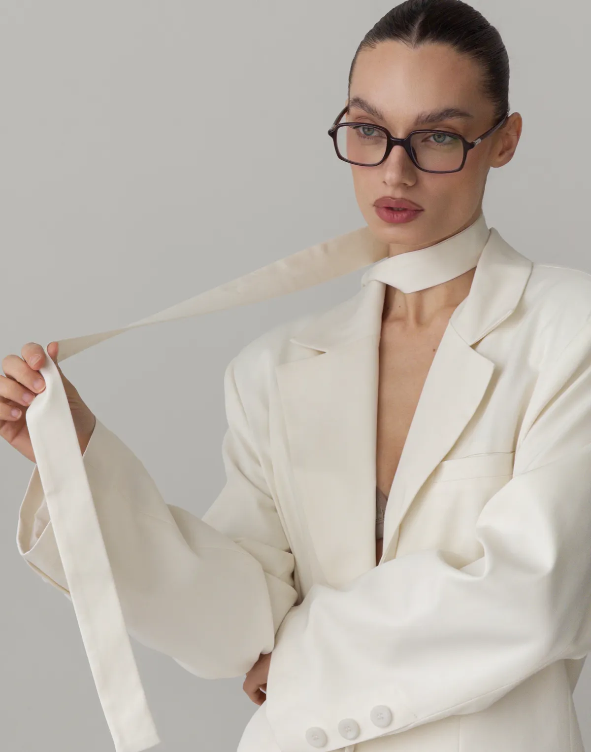 Комплект текстильний жакет приталений з поясом та шорти базові, молочні - Фото 5