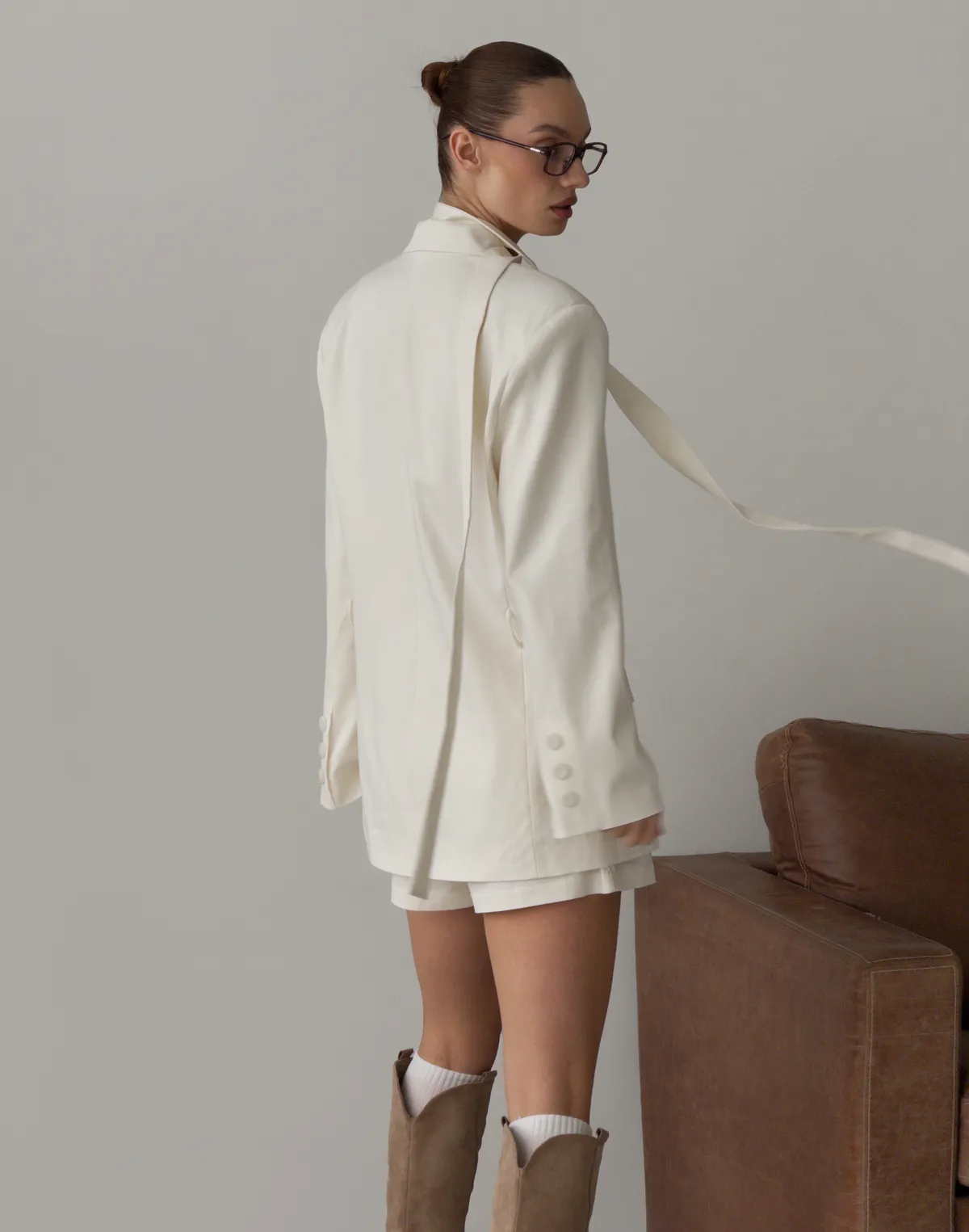 Комплект текстильний жакет приталений з поясом та шорти базові, молочні - Фото 2