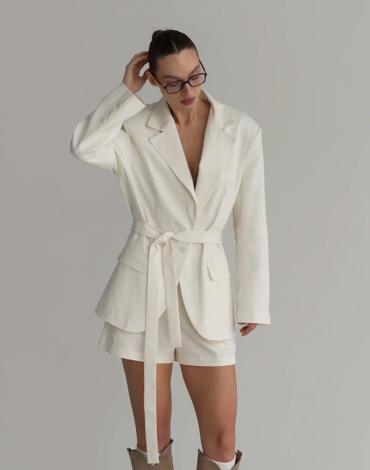 Комплект текстильний жакет приталений з поясом та шорти базові, молочні - Фото 3