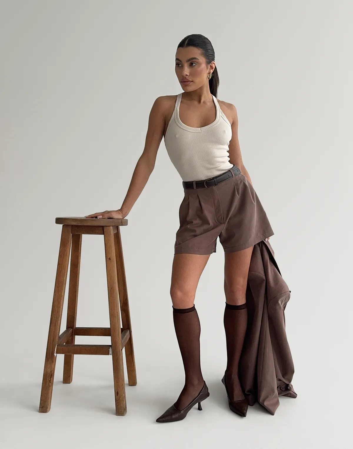 Шорти текстильні базові з високою посадкою, коричневі - Фото 6