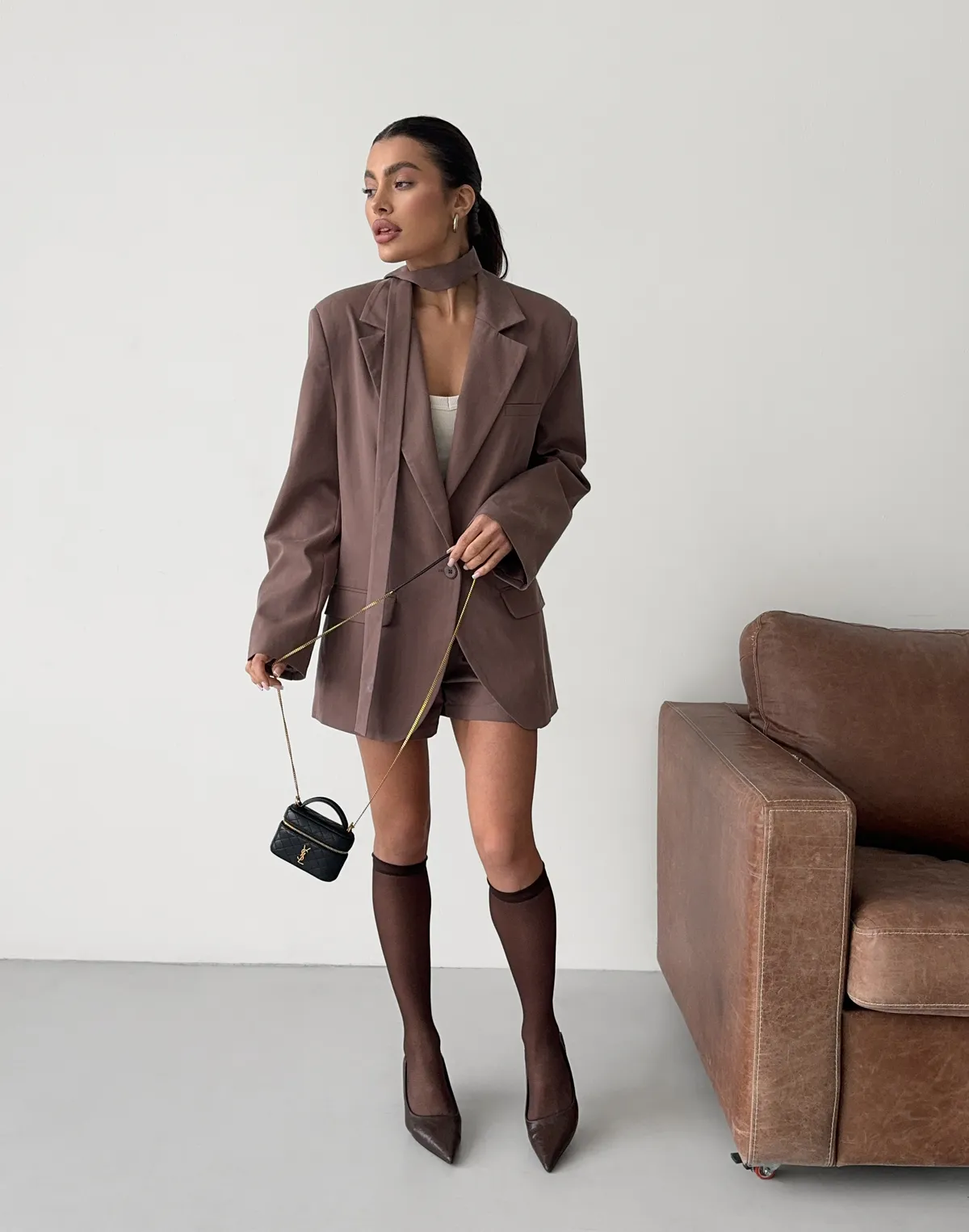 Шорти текстильні базові з високою посадкою, коричневі - Фото 5