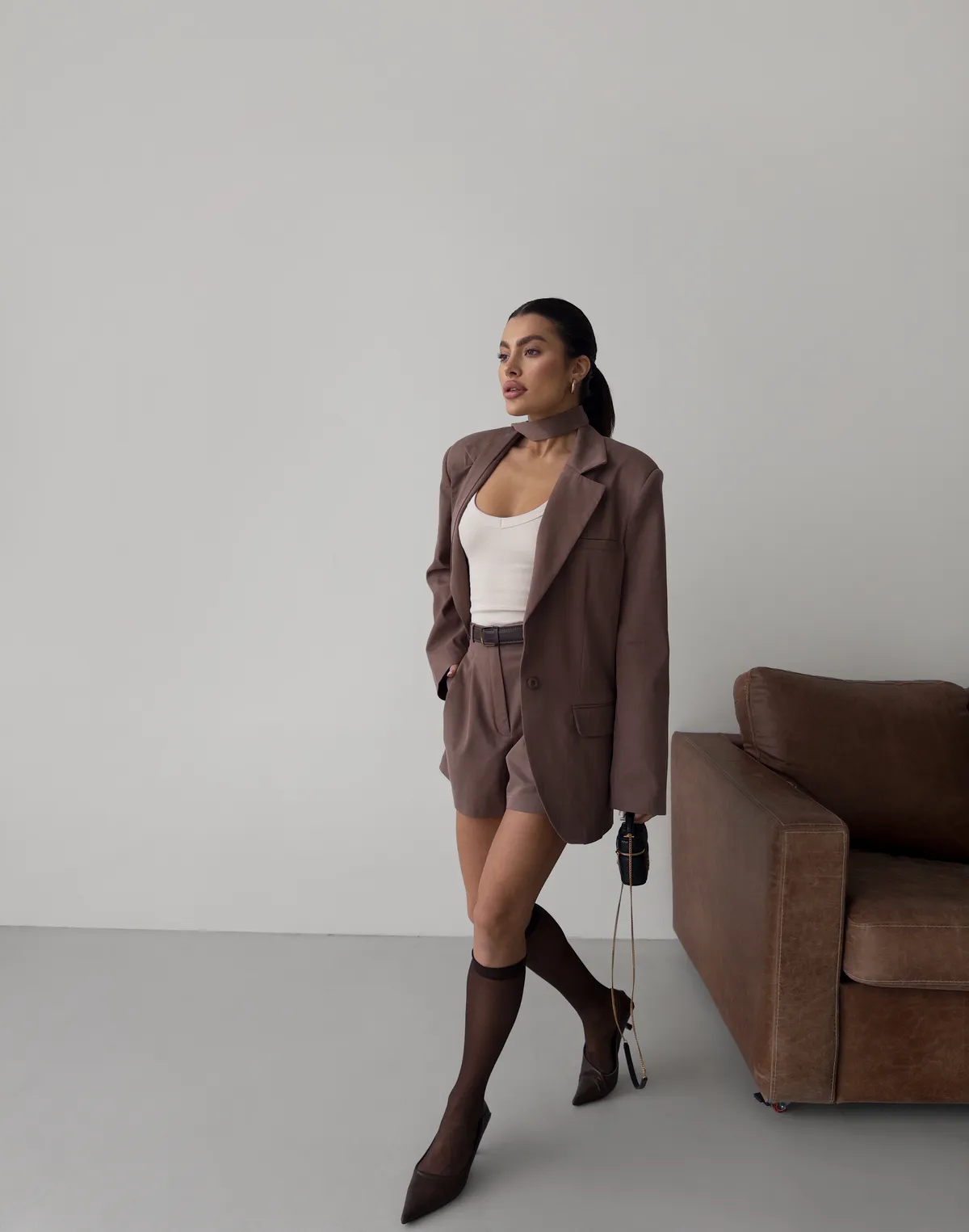 Шорти текстильні базові з високою посадкою, коричневі - Фото 4