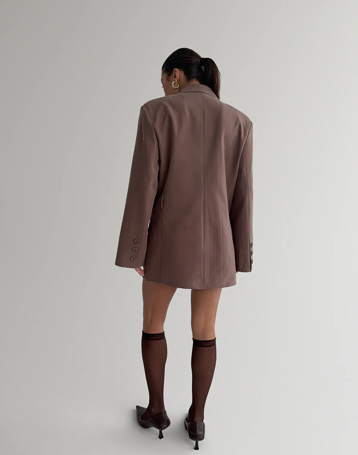 Жакет приталений з поясом текстильний, коричневий - Фото 2