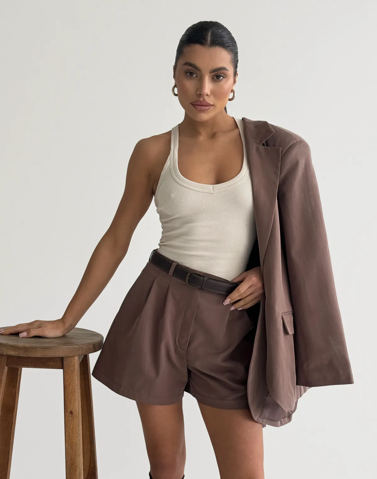 Комплект текстильний жакет приталений з поясом та шорти базові, коричневі - Фото 4