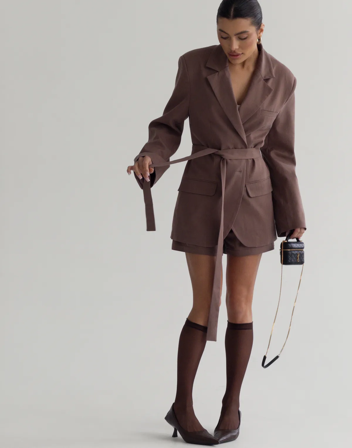 Комплект текстильний жакет приталений з поясом та шорти базові, коричневі - Фото 3