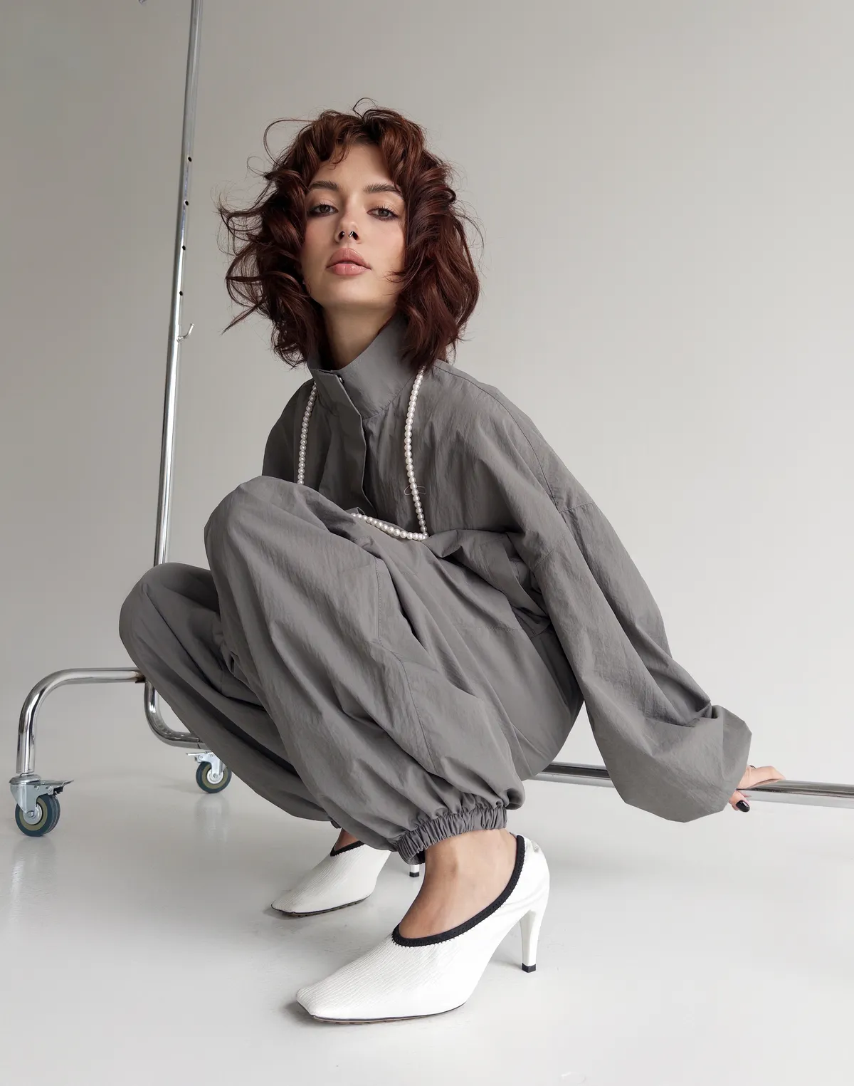 Джогери з плащової тканини з ефектом пом'ятості, графіт - Фото 8