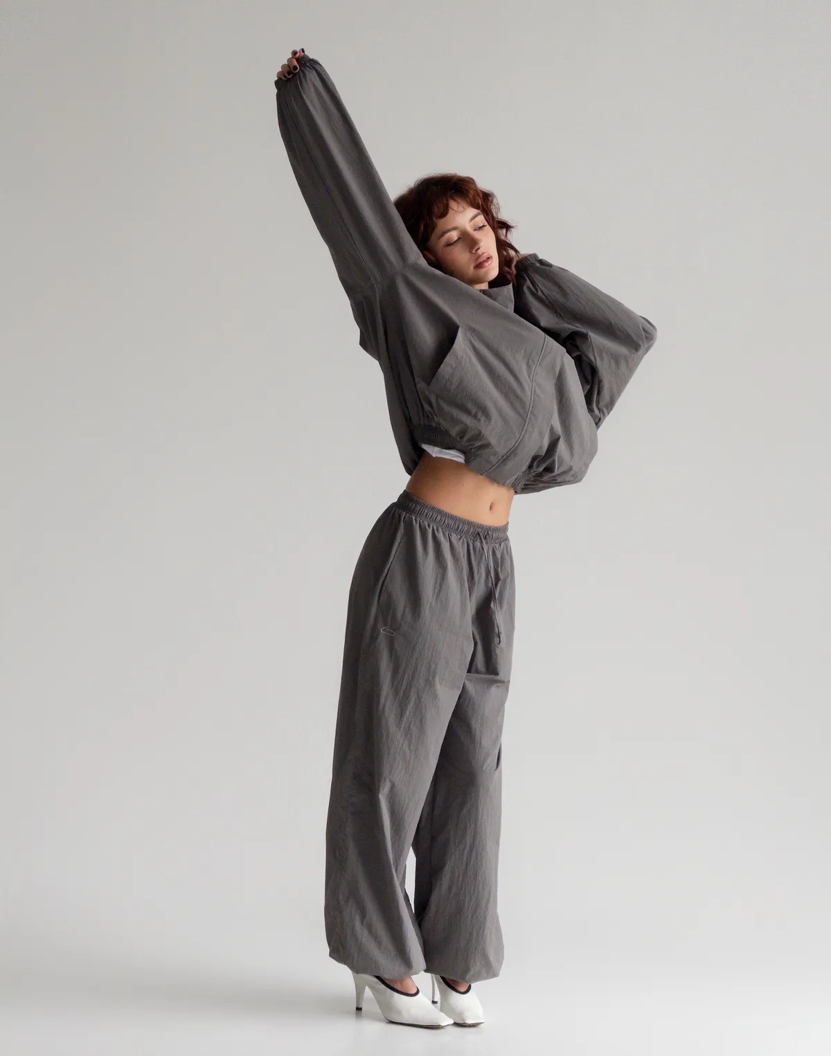 Джогери з плащової тканини з ефектом пом'ятості, графіт - Фото 7