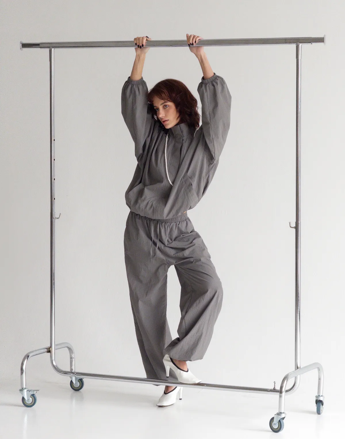 Джогери з плащової тканини з ефектом пом'ятості, графіт - Фото 6