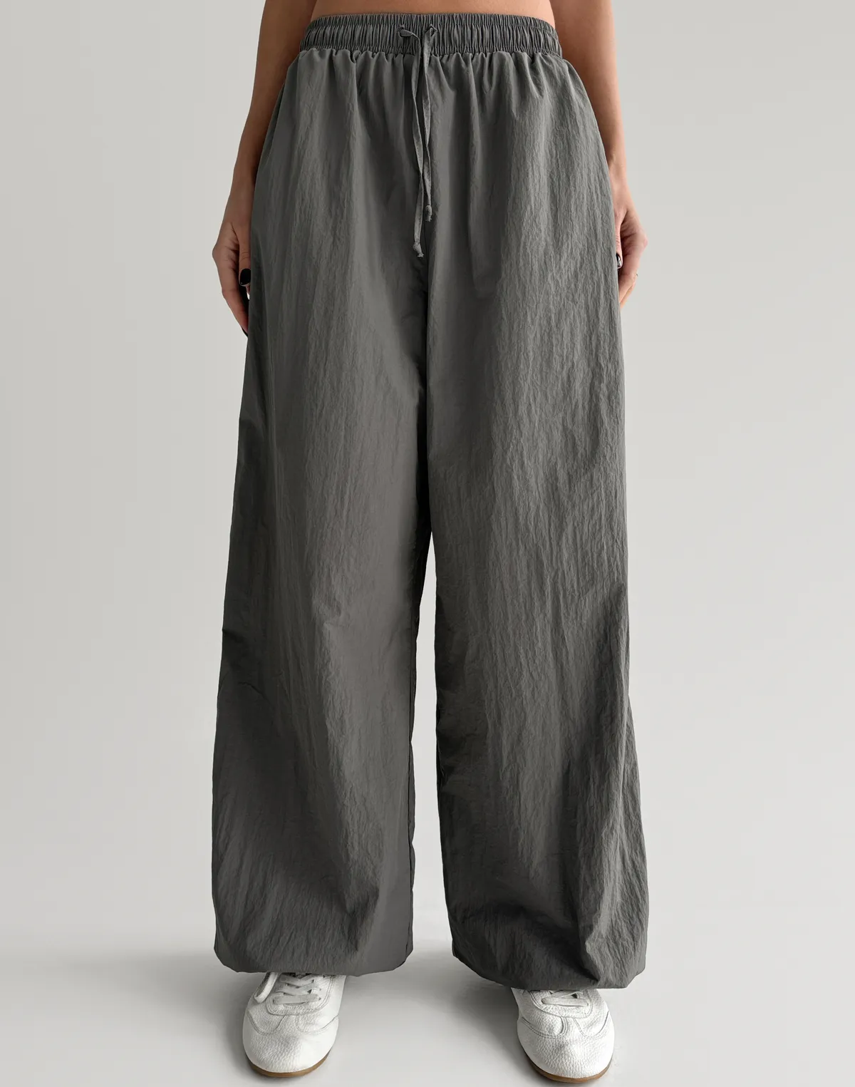 Джогери з плащової тканини з ефектом пом'ятості, графіт - Фото 1