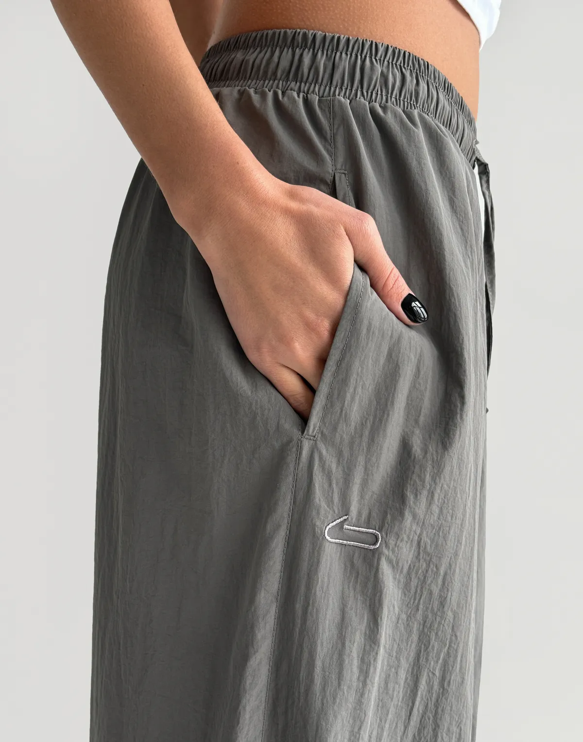 Джогери з плащової тканини з ефектом пом'ятості, графіт - Фото 5