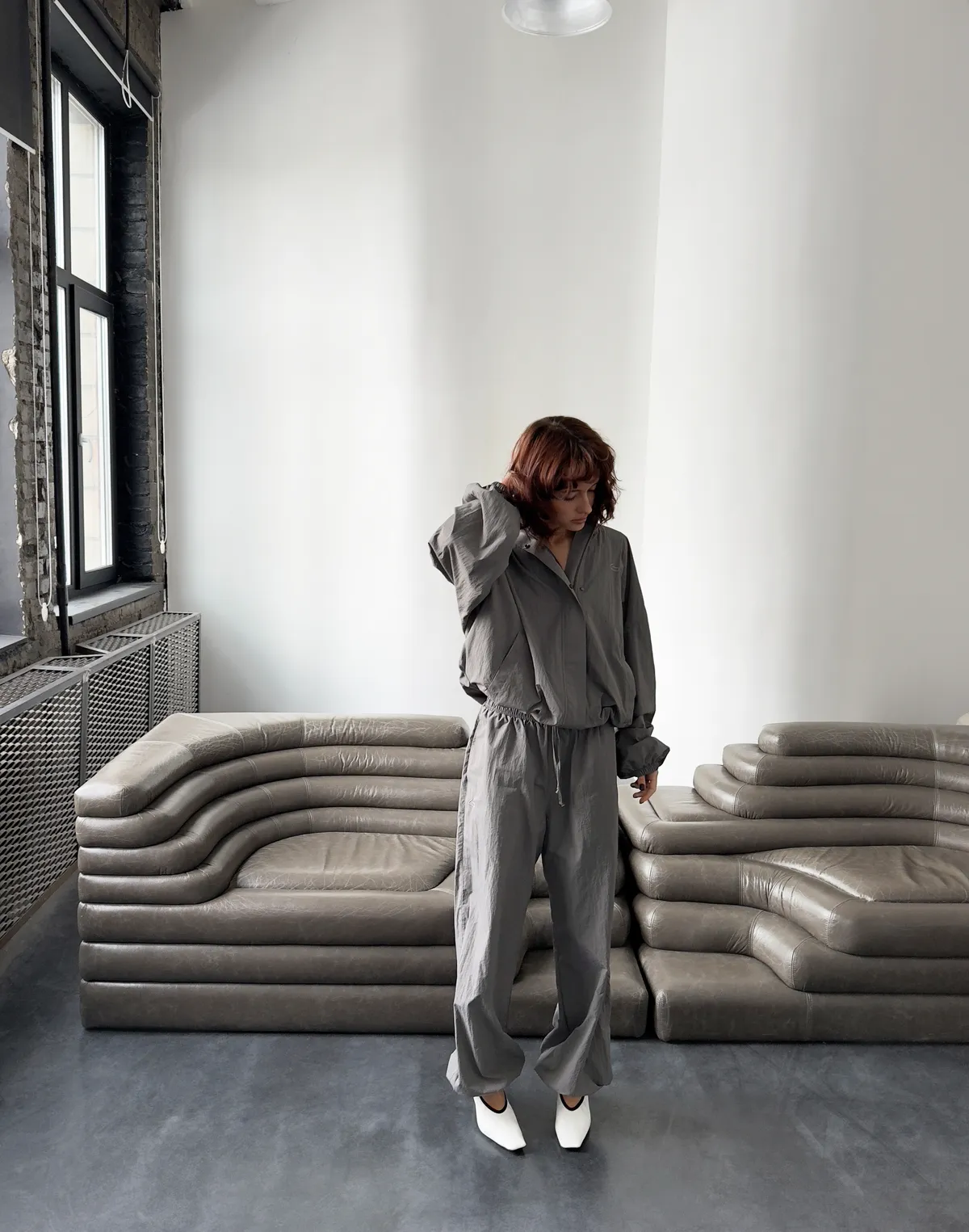 Джогери з плащової тканини з ефектом пом'ятості, графіт - Фото 3