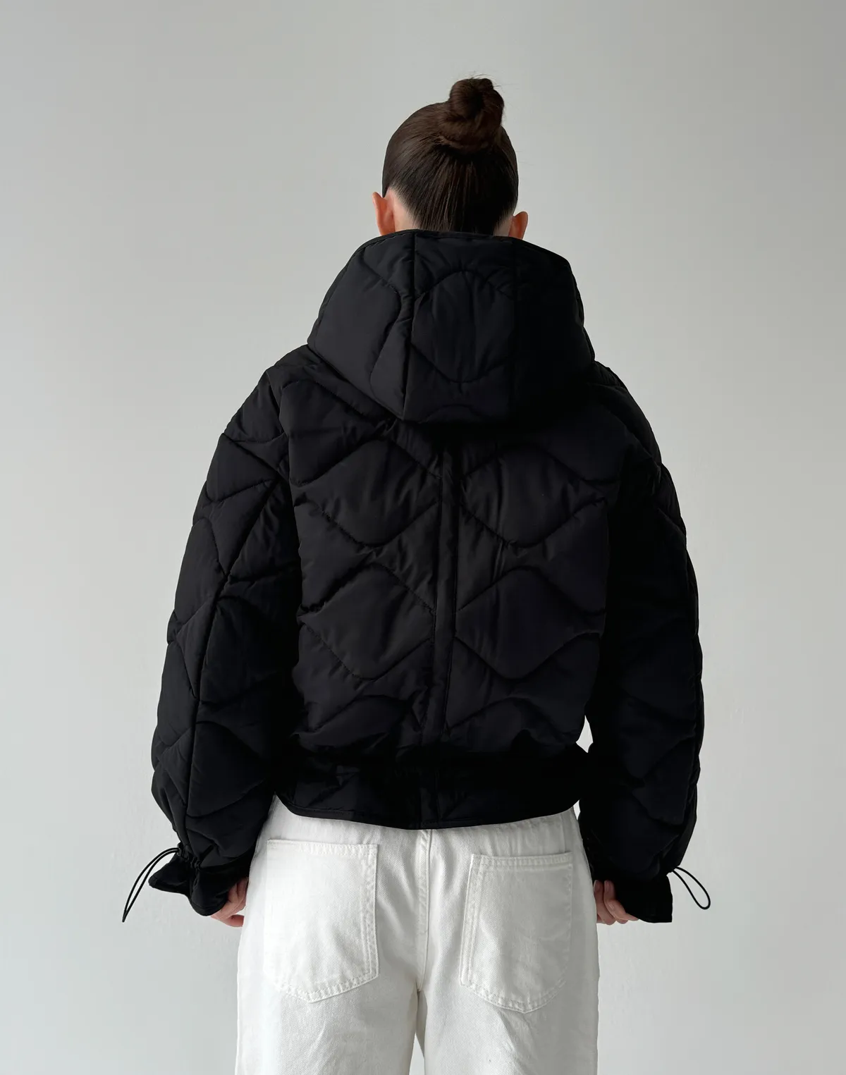 Куртка жіноча з декоративною стьожкою, чорна - Фото 2