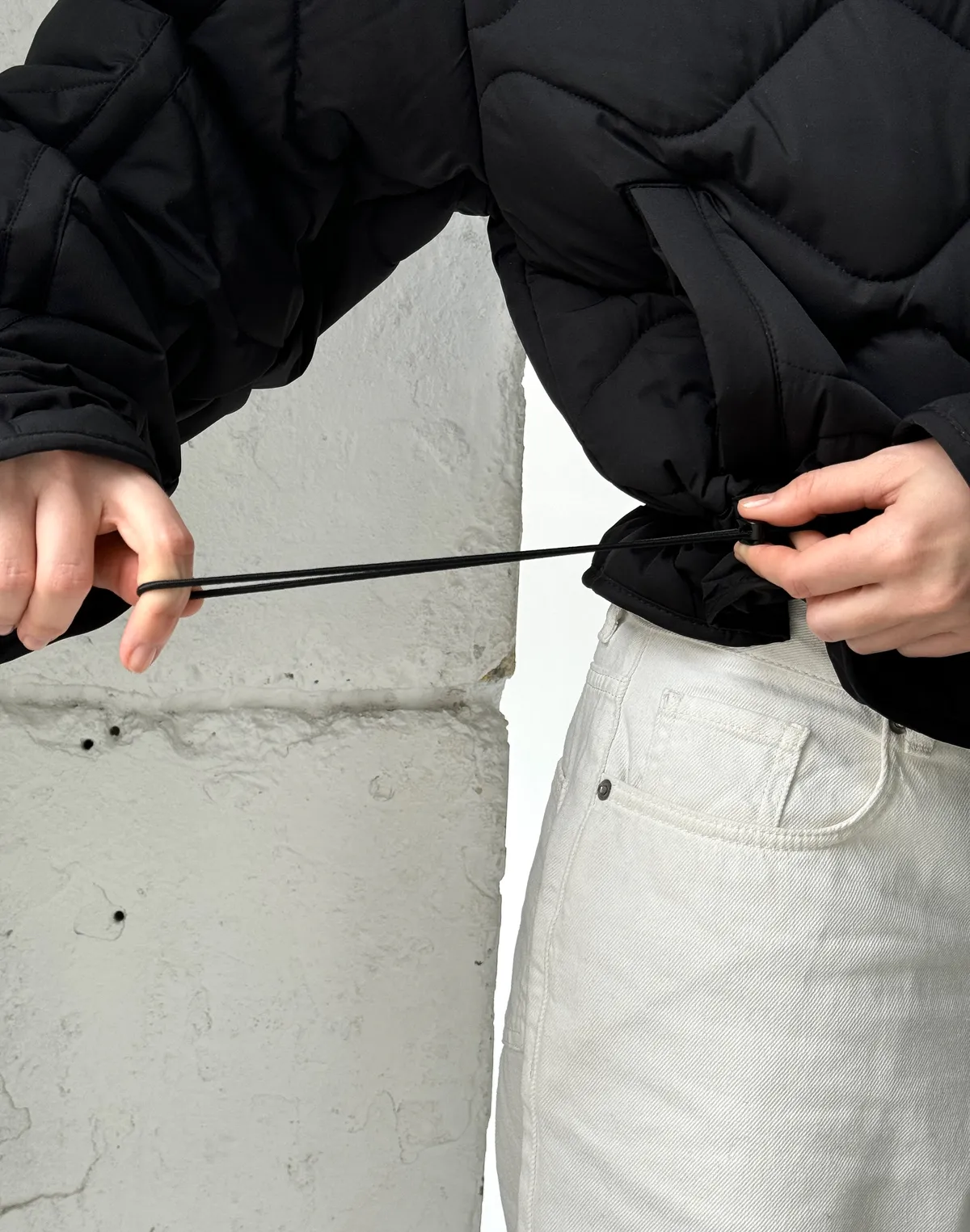 Куртка жіноча з декоративною стьожкою, чорна - Фото 7