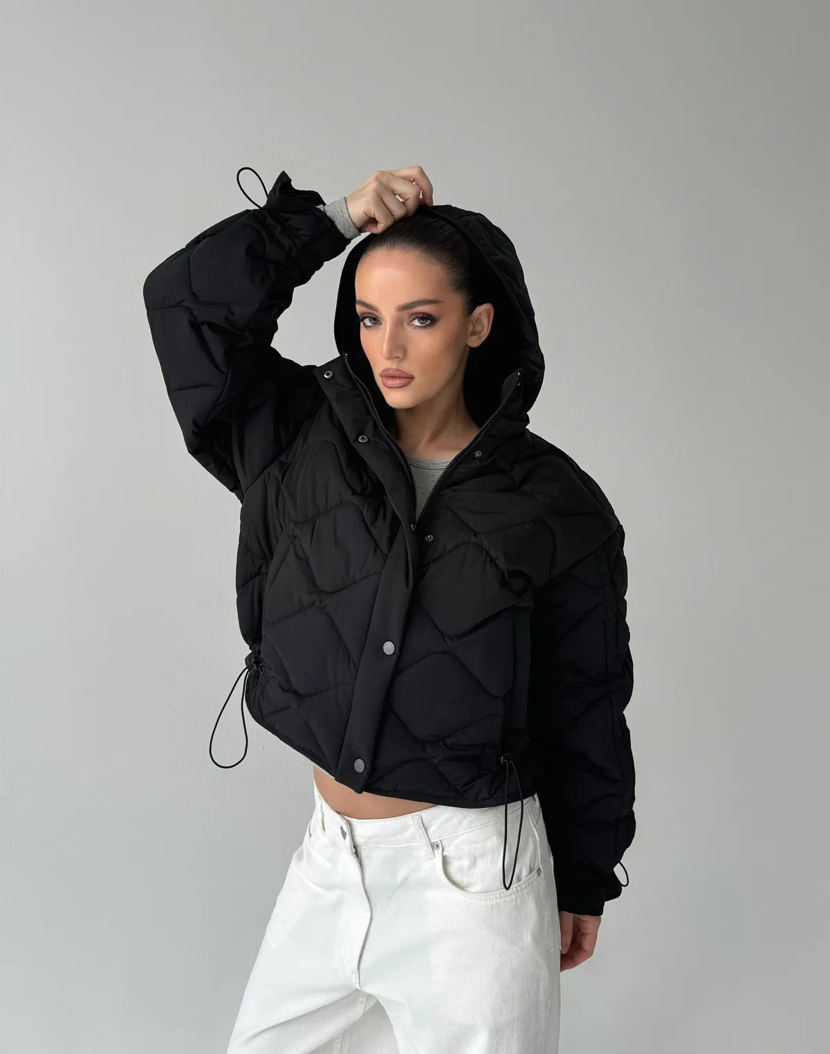 Куртка жіноча з декоративною стьожкою, чорна - Фото 6