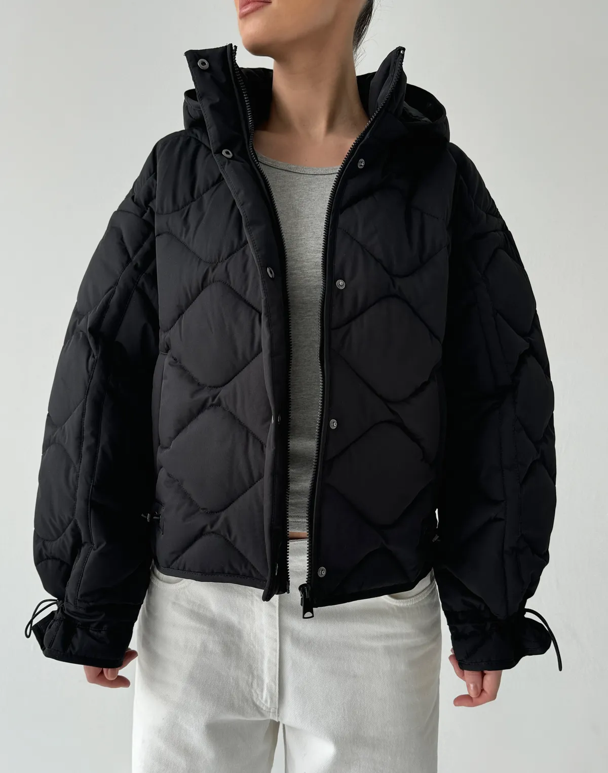 Куртка жіноча з декоративною стьожкою, чорна - Фото 1